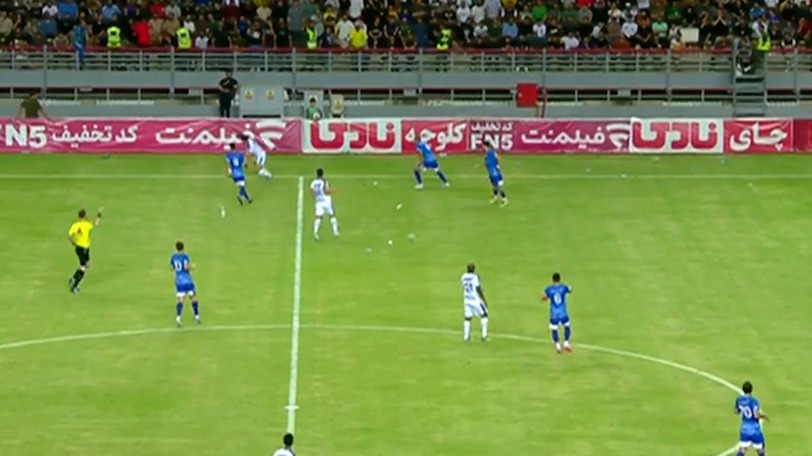 پرتاب اشیا به سمت بازیکنان در بازی استقلال - استقلال خوزستان از سمت هواداران