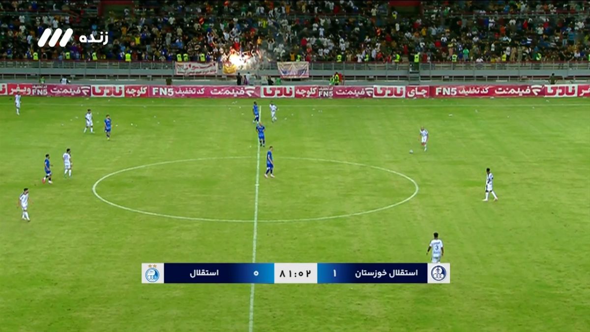 شعار هواداران استقلال علیه جواد نکونام سرمربی این تیم