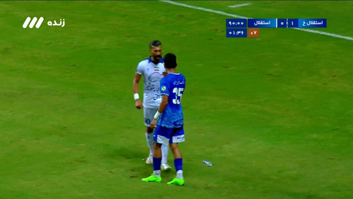 درگیری بازیکن استقلال خوزستان با رامین رضاییان زیر بارش بطریها