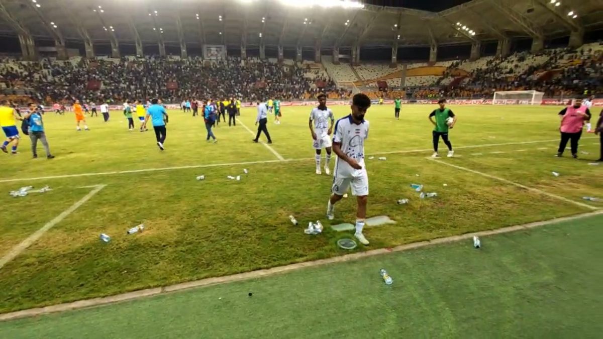 اختصاصی/ سوت پایان و عصبانیت هواداران اسنقلال در فولاد آره‌نا