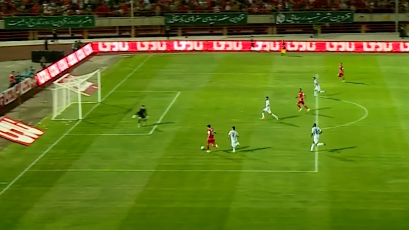 موقعیت تک به تک برای اورونوف که پاس او به هیچ یک از بازیکنان پرسپولیس نرسید