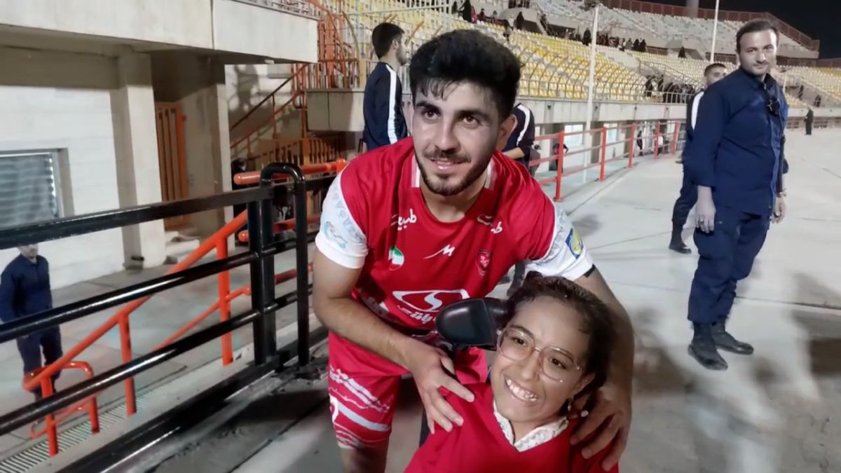 اختصاصی/ عکس یادگاری محمد خدابنده‌لو با هوادار ویژه پرسپولیس