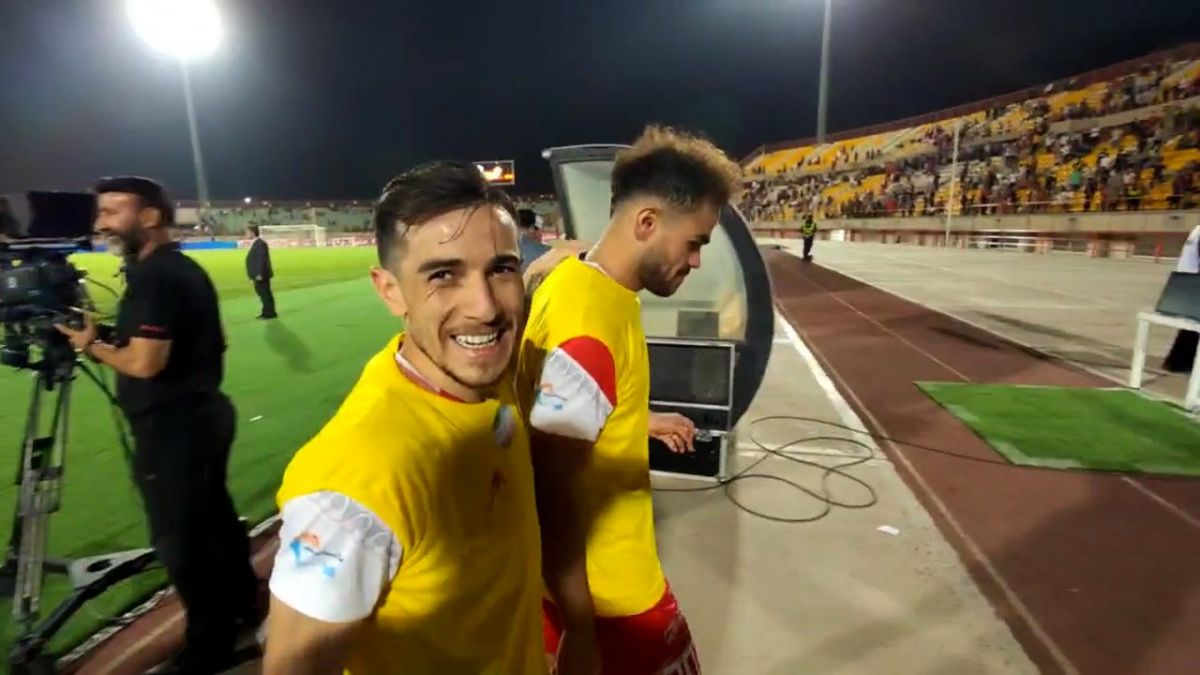 اختصاصی/ پاسخ فرشاد احمدزاده به دوربین فوتبالی درباره اینکه با چه زبانی مشغول صحبت با اوستون اورونوف است