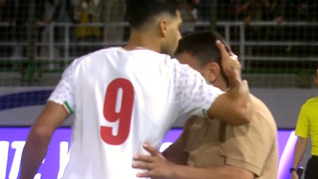 دلجویی مهدی طارمی از امیر قلعه نویی پس از شعار هواداران تیم ملی