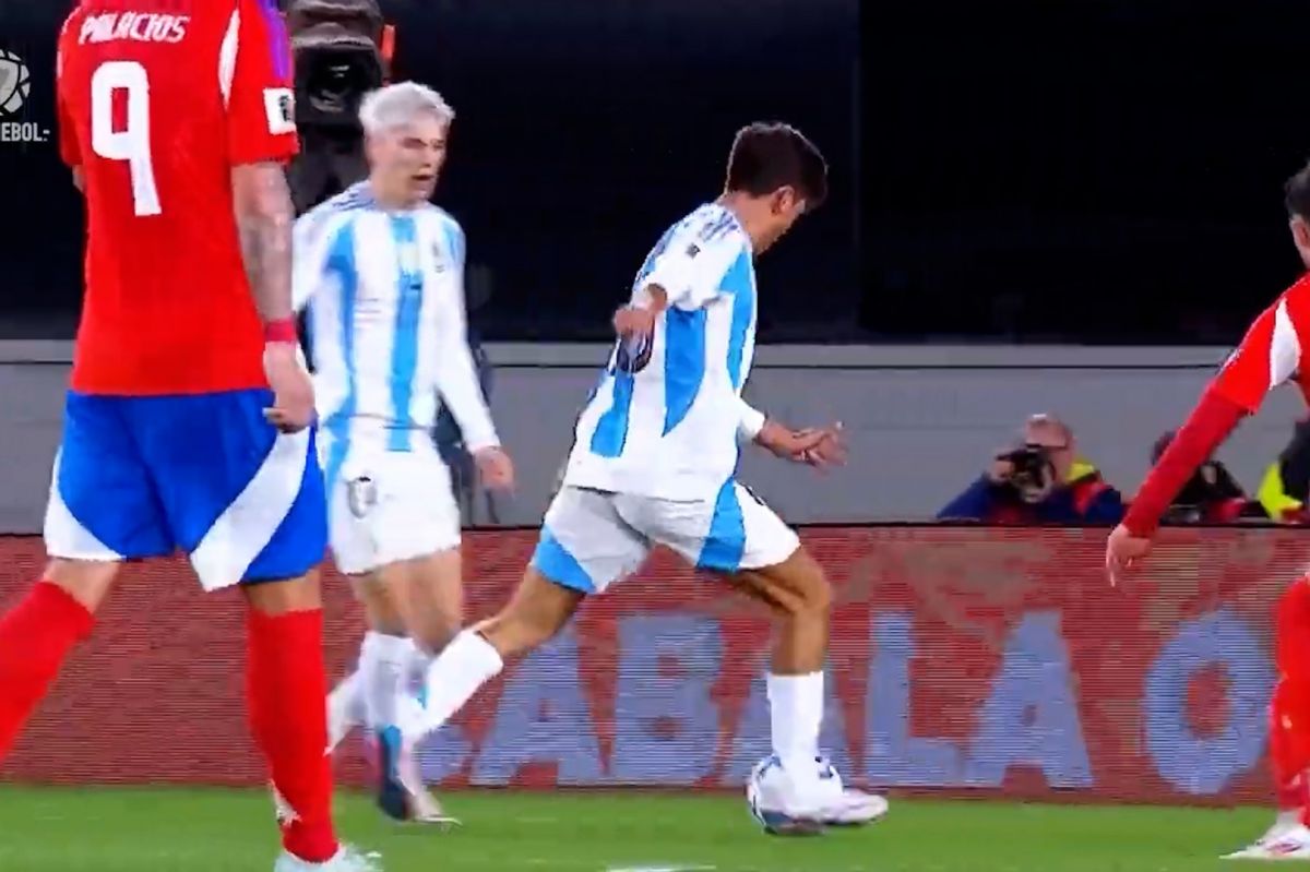 گل سوم آرژانتین به شیلی (دیبالا)