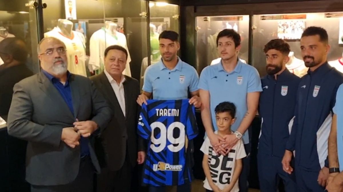 اختصاصی/ اهدای پیراهن اینتر به موزه سپاهان توسط مهدی طارمی