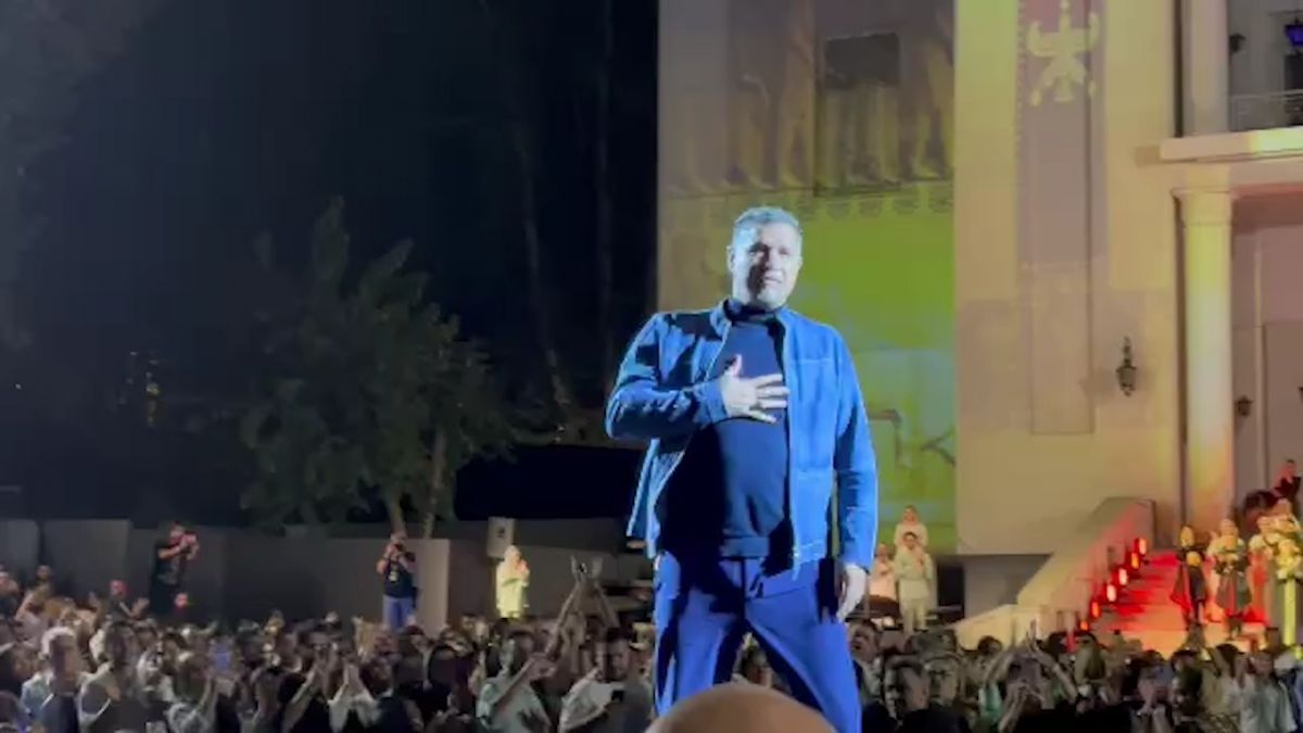 اختصاصی/ اهدای تندیس کنسرتنمایش "سیصد" به علی دایی