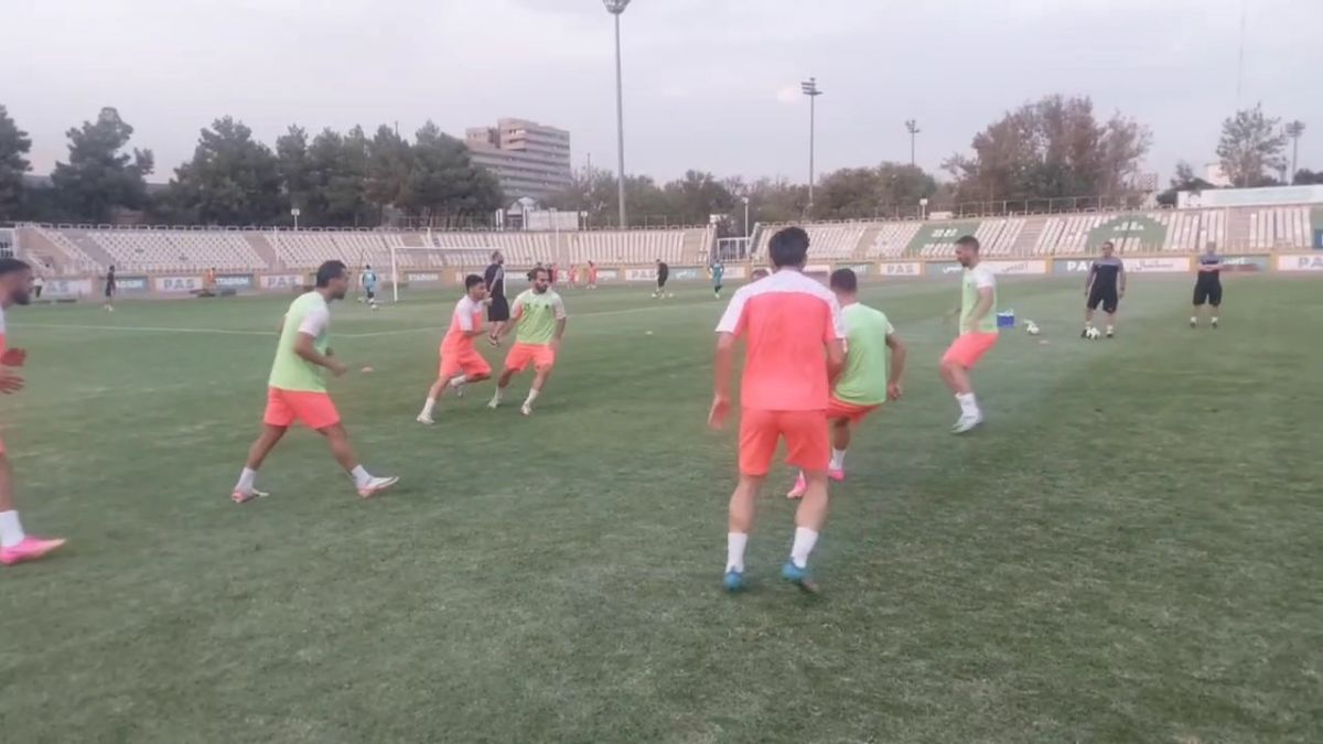 اختصاصی/ گرم کردن بازیکنان سایپا و صنعت نفت آبادان قبل از آغاز بازی