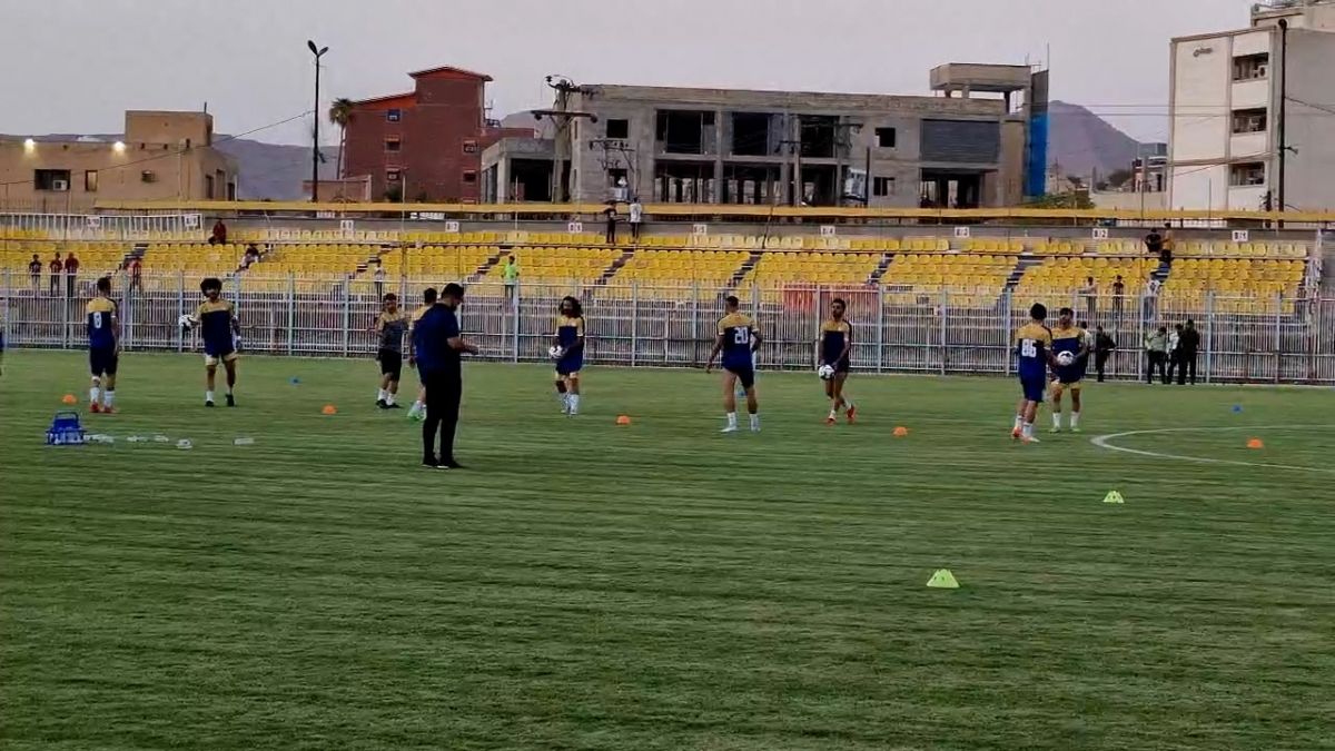 اختصاصی/ گرم کردن بازیکنان نفت مسجدسلیمان و مس شهر بابک قبل از آغاز بازی
