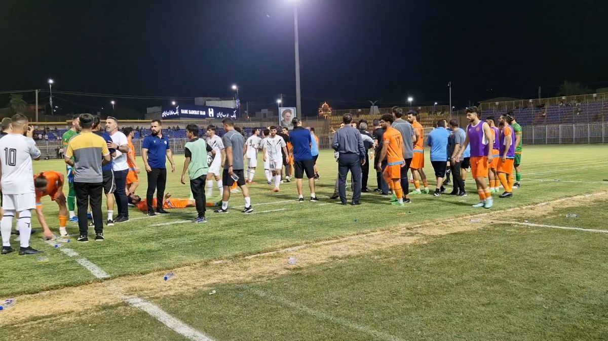 اختصاصی/ درگیری ها و حواشی بازی تیم های نفت مسجدسلیمان و مس شهربابک که با کارت های قرمز داور همراه شد