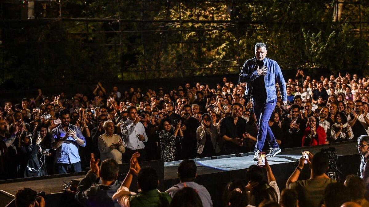 ادای احترام نوید محمدزاده بازیگر سینما و تئاتر به علی دایی در حاشیه کنسرت نمایش سیصد