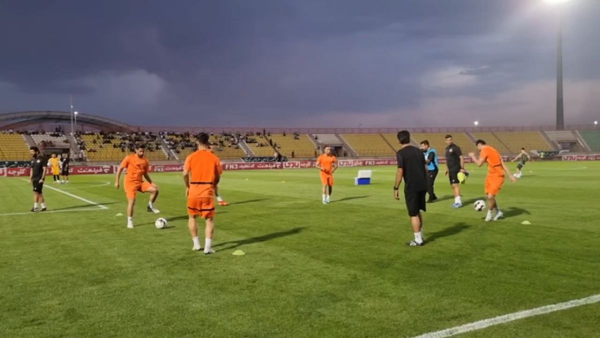 اختصاصی/ گرم کردن بازیکنان شمس آذر و استقلال خوزستان قبل از آغاز بازی