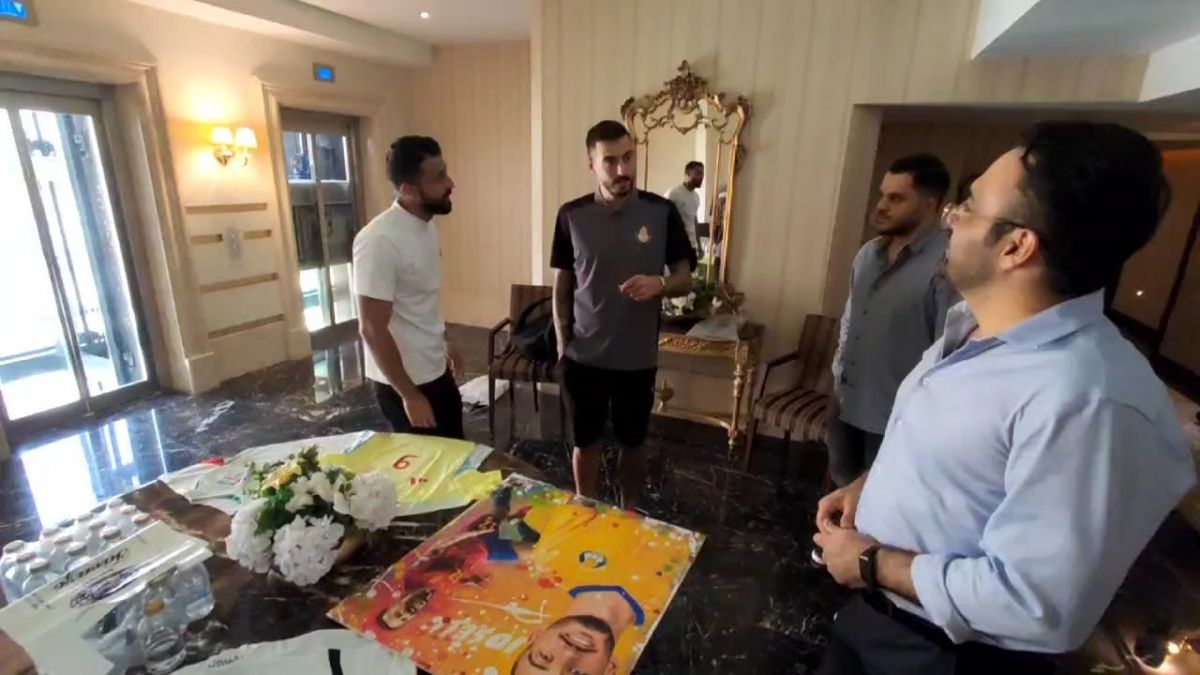 گزارش اختصاصی فوتبالی از اهدای نقاشی زیبا از چهره خوسلو به ستاره تیم ملی اسپانیا و الغرافه