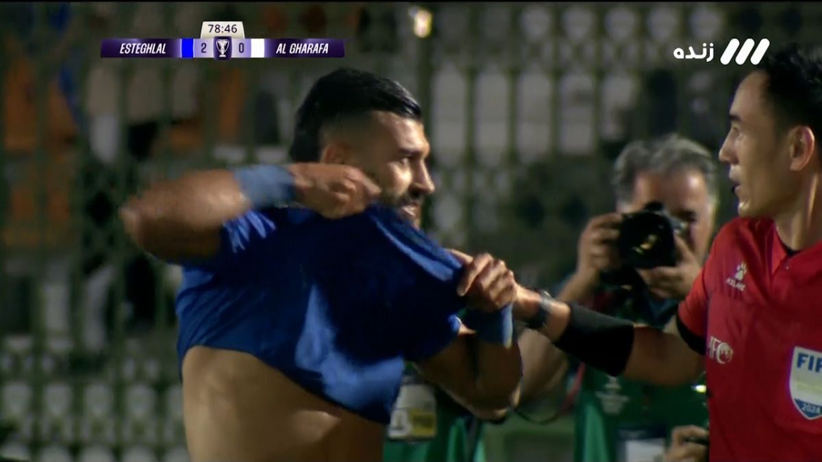 بوسه رامین رضاییان به لباس استقلال پس از گلزنی