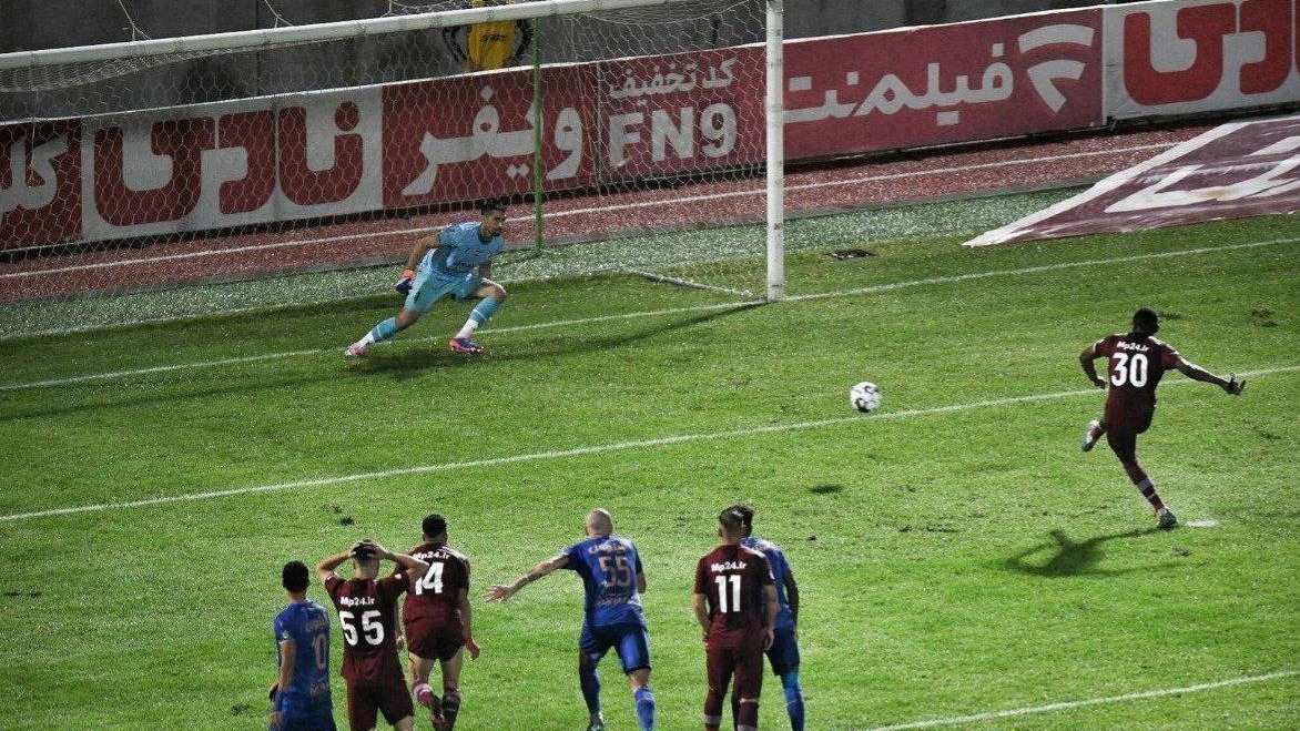 گل اول نساجی به استقلال (کوین یامگا - پنالتی)