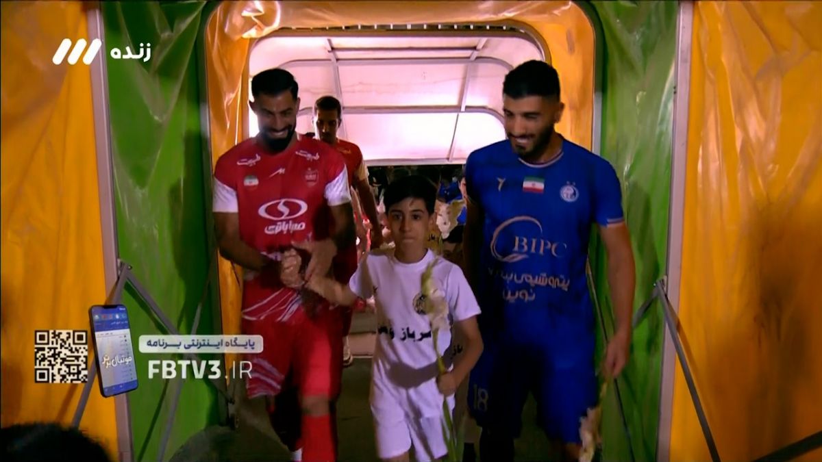 لحظه ورود بازیکنان استقلال و پرسپولیس به زمین و شوخی کنعانی با میلاد زکی پور