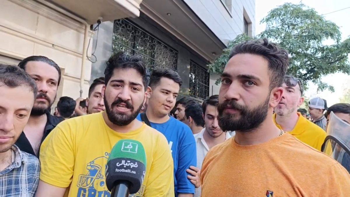 اختصاصی/ بخش دوم صحبت های هواداران عصبانی استقلال مقابل ساختمان این باشگاه