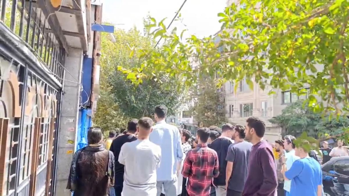 اختصاصی/ تجمع و شعار جالب توجه هواداران استقلال مقابل باشگاه