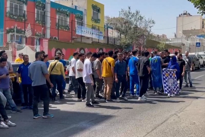 تجمع هواداران استقلال مقابل باشگاه؛ نکونام را نمیخواهند و جلوی هلدینگ هم میروند!