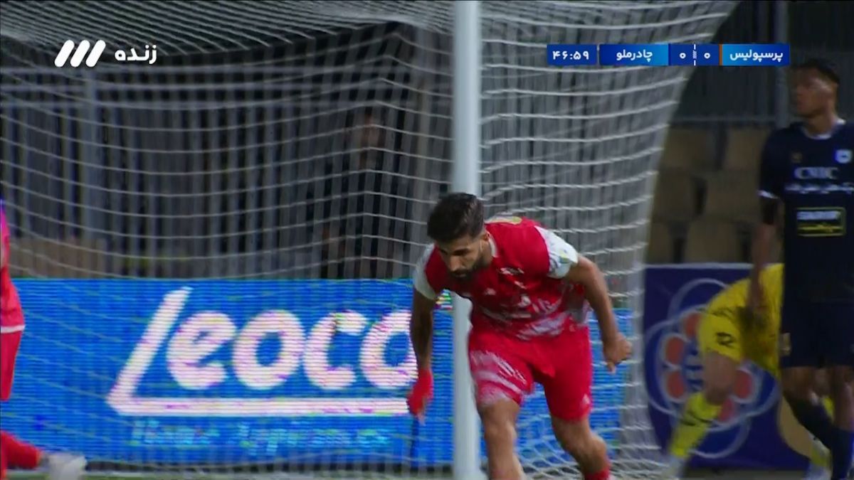 برخورد ضربه سر فرشاد فرجی به تیر دروازه چادرملو