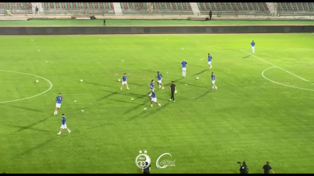 لحظاتی از گرم کردن بازیکنان استقلال قبل از دیدار با هوادار