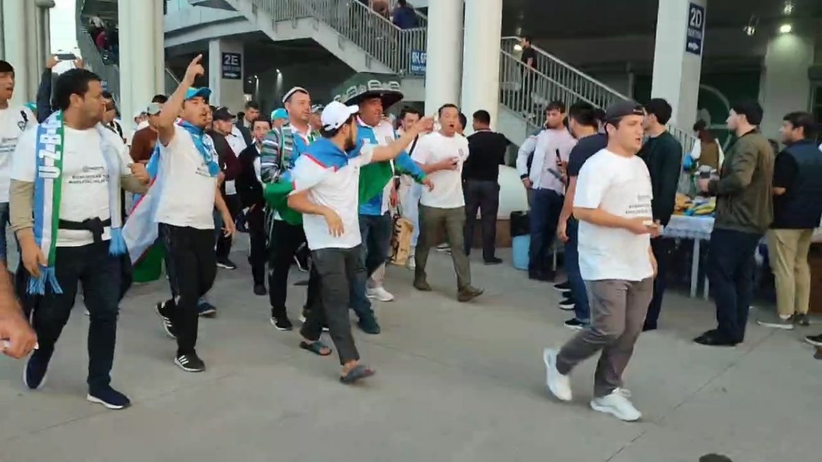 اختصاصی/ هواداران پرشور ازبکستان در حال ورود به ورزشگاه بنیادکار