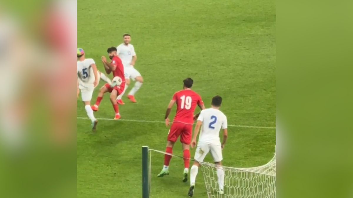 لحظه اعلام پنالتی برای ایران مقابل ازبکستان که پس از بازبینی توسط داور رد شد