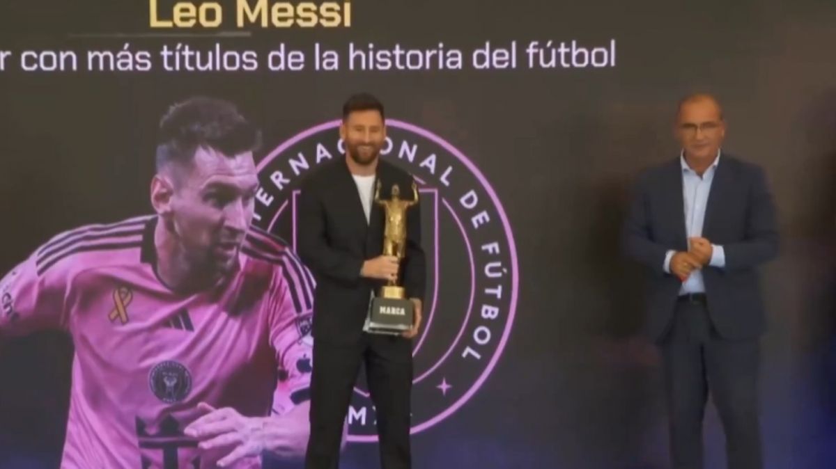 اهدای جایزه بهترین بازیکن تاریخ فوتبال به لیونل مسی