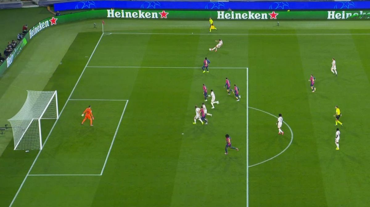 گل اول بایرن مونیخ به بارسلونا توسط هری کین که مردود اعلام شد