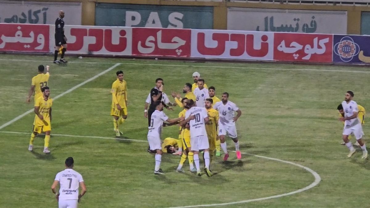 اختصاصی/ ضربه زیدانی کریم اسلامی به بازیکن حریف در لیگ یک!