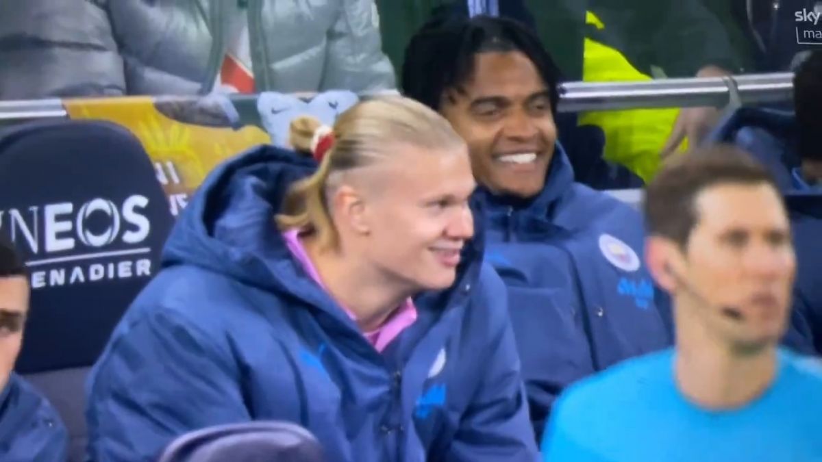 خنده بازیکنان منچسترسیتی و گواردیولا در دقیقه پایانی بازی مقابل تاتنهام با وجود شکست و حذف از جام اتحادیه