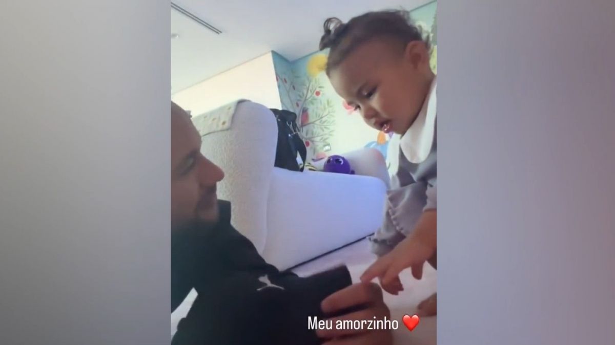 نیمار و بازی با دخترش پس از مصدومیت مقابل استقلال