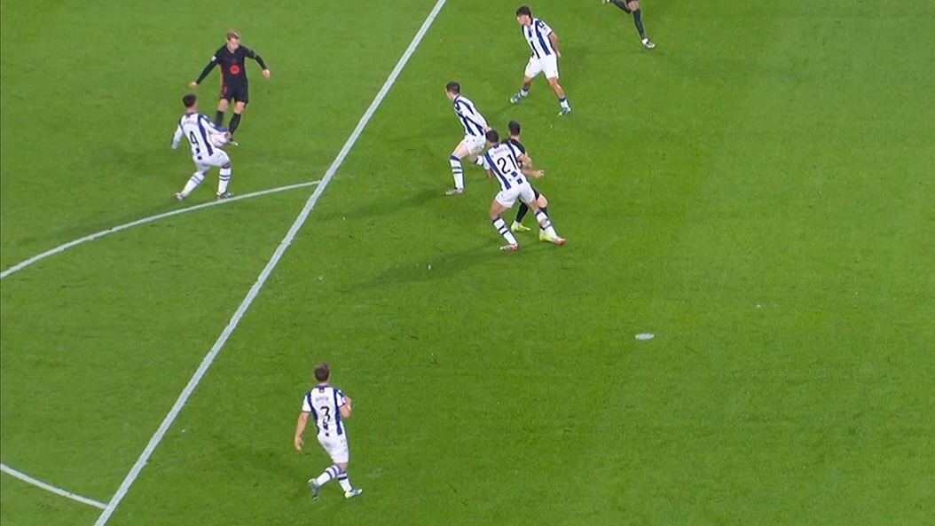 گل اول بارسلونا به سوسیداد توسط لواندوفسکی که به شکلی عجیب و میلیمتری به دلیل آفساید مردود اعلام شد