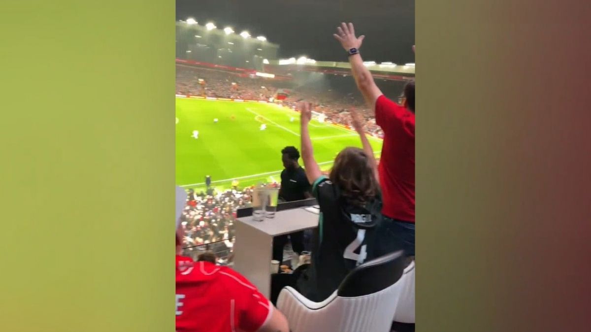 عجیب و جذاب/ اینجا ورزشگاه آنفیلد نیست! یک سینما در لس آنجلس است که هواداران در حال تماشای بازی لیورپول و استون ویلا هستند!