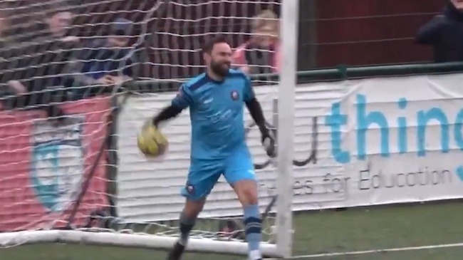 گل به خودی عجیب دروازهبان در لیگ آماتور انگلیس