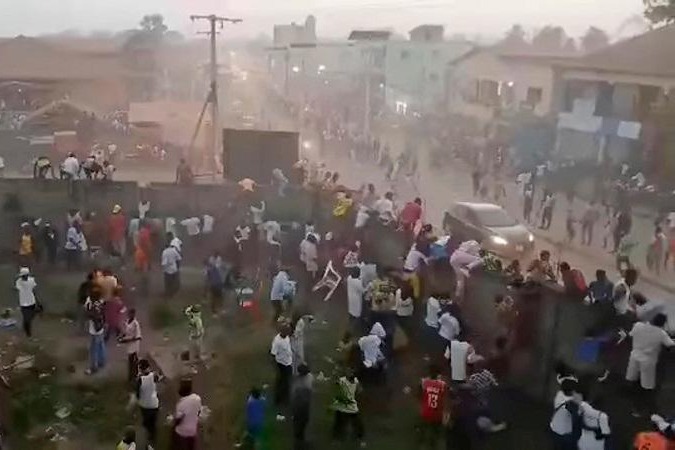 کشته شدن بیش از 60 نفر پس از درگیری در اعتراض به اعلام پنالتی در مسابقهای در گینه