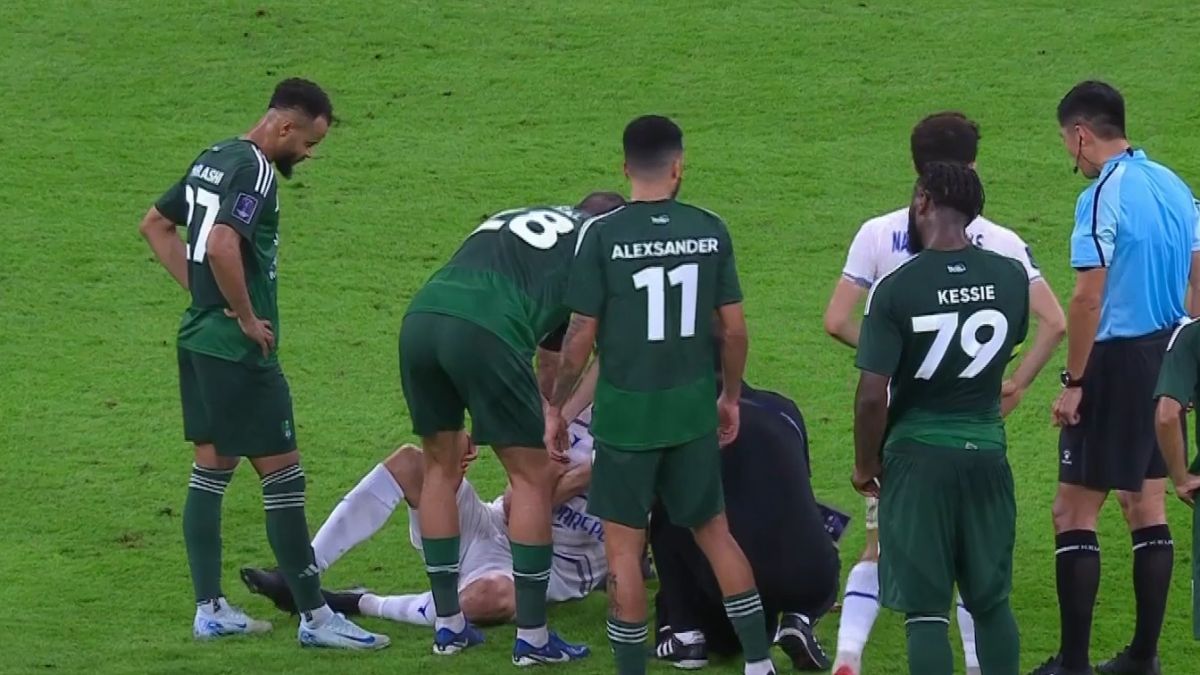 مصدومیت شدید و خونین بلانکو مهاجم استقلال با ضربه بازیکن الاهلی عربستان