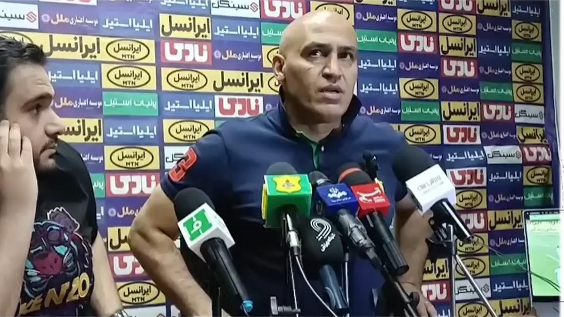 فوتبال برتر/ ماجرای شکستن لپتاپ توسط علیرضا منصوریان در کنفرانس خبری