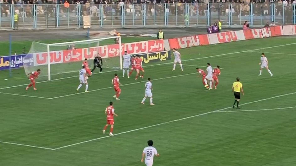 فرشاد فرجی توپ را از روی خط دروازه پرسپولیس برگرداند