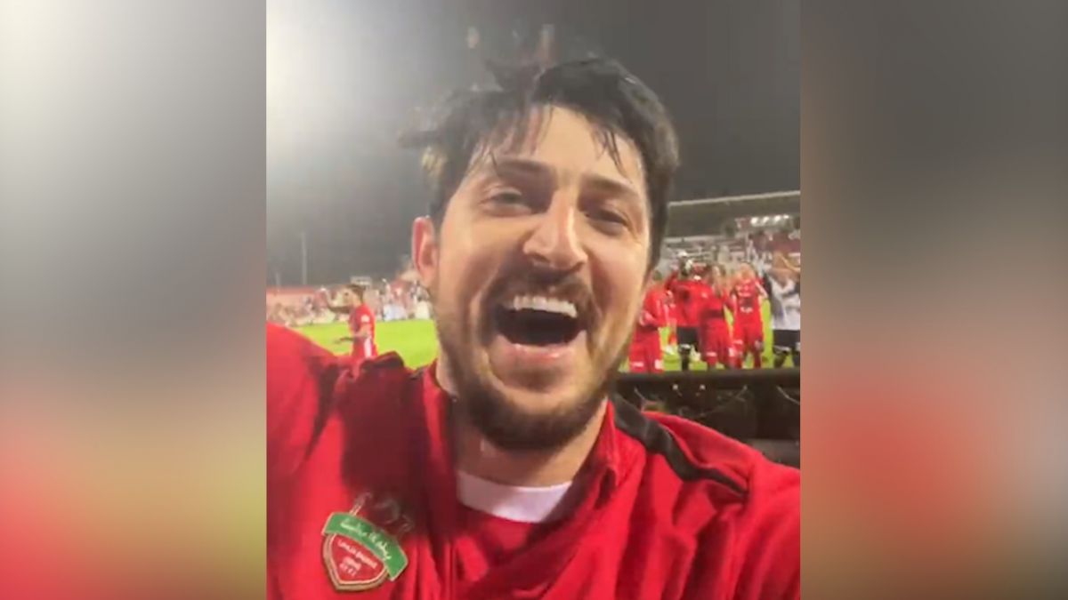 آواز خوانی سردار آزمون با هواداران شباب الاهلی