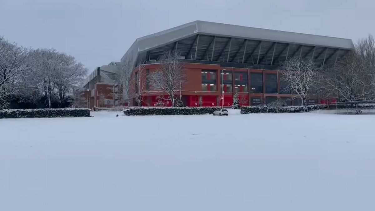 ساعاتی پیش از تقابل لیورپول و منچستریونایتد، آنفیلد سفیدپوش شده است