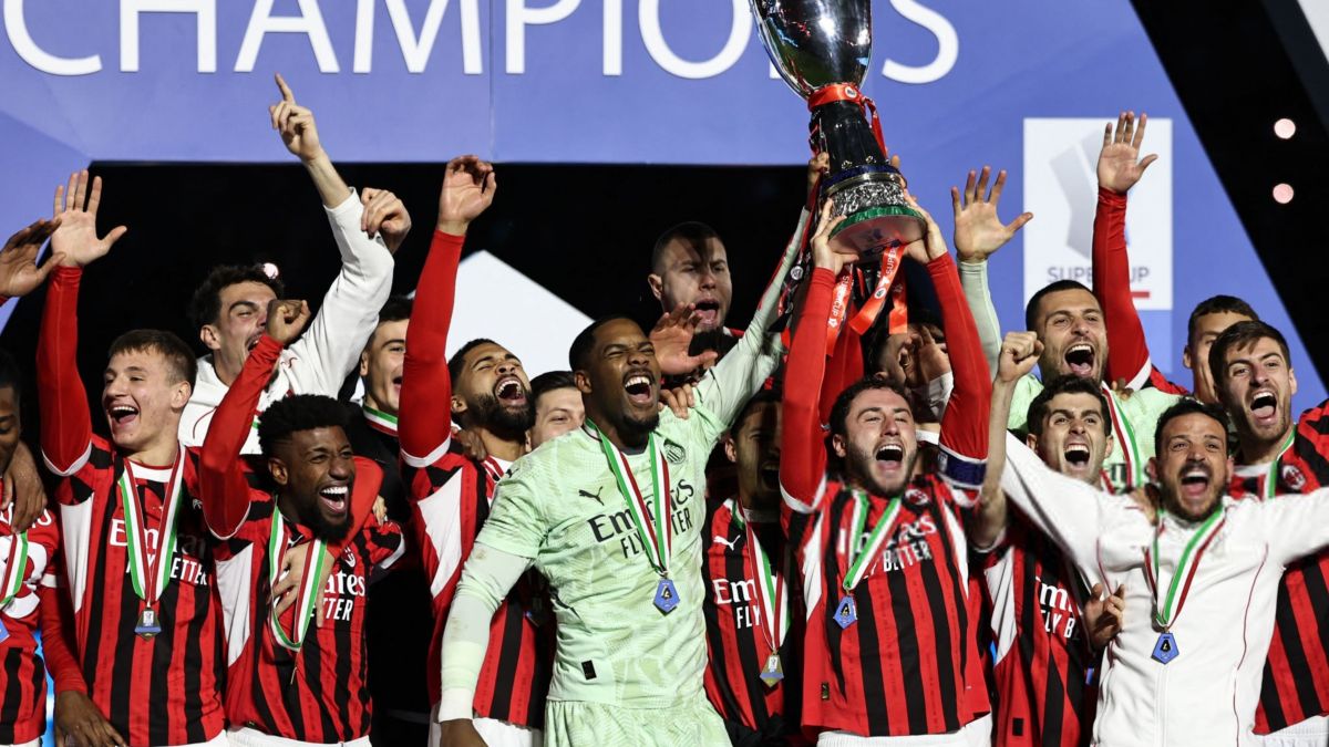 جشن قهرمانی و اهدای جام به میلان در سوپرجام ایتالیا