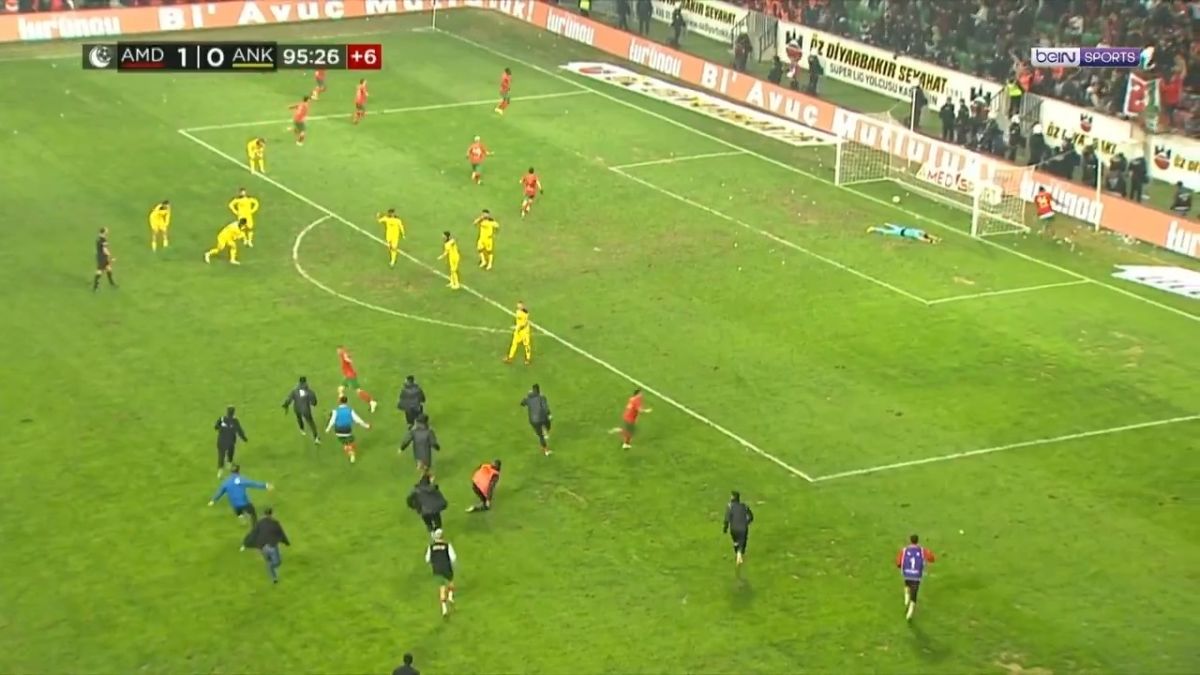 جنجال تماشگران و محافظت پلیس از بازیکنان در بازی آمداسپور و آنکاراگوچو و گل هیجانی و دقیقه 96 آمداسپور