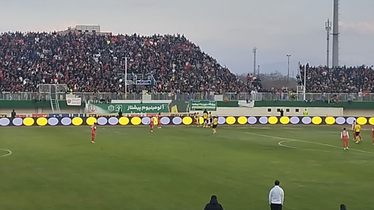 اختصاصی/ پرتاب اشیا توسط هواداران پرسپولیس در ثانیه های پایان بازی با سپاهان