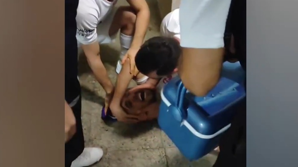 مصدومیت شدید علیرضا رفیعی پور بازیکن ملی پوش گیتیپسند با بارش باران بطری در تبریز