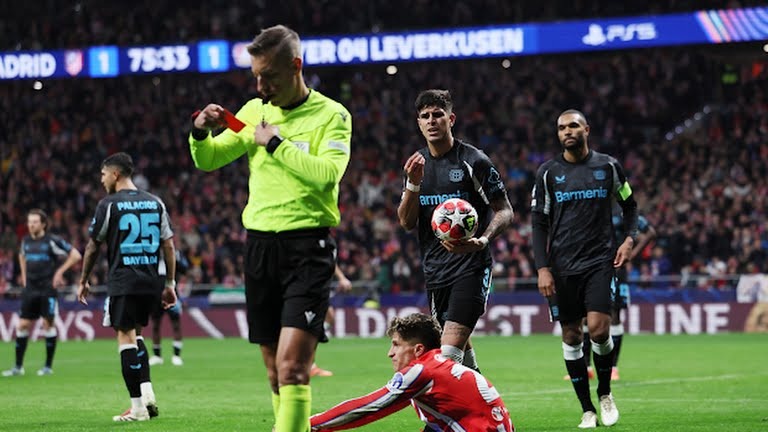 اخراج پیرو هینکاپیه بازیکن بایرلورکوزن مقابل اتلتیکو مادرید