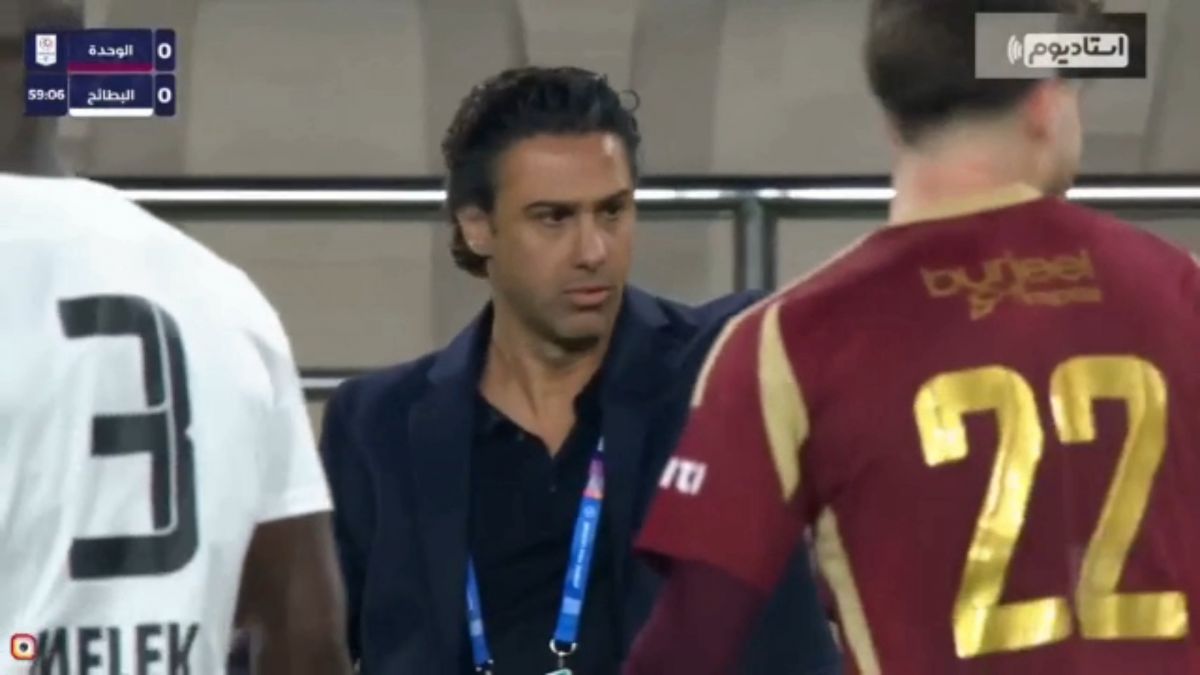 فرهاد مجیدی در حال هدایت شاگردان خود در تیم البطائح در دیدار مقابل الوحده