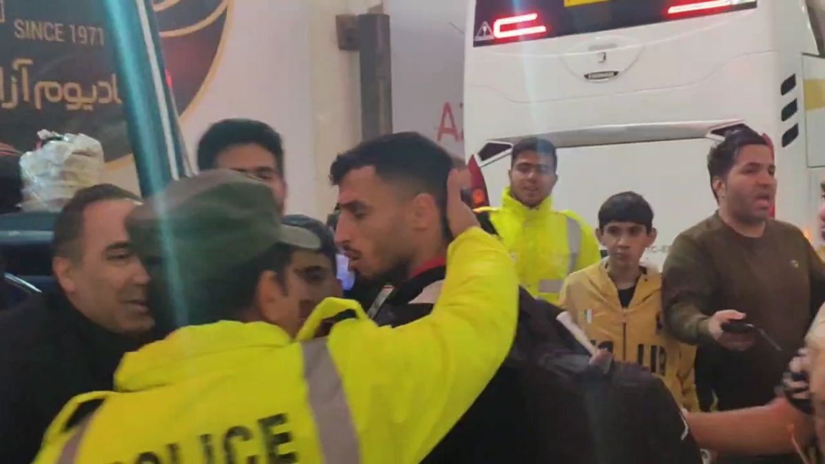 اختصاصی/ ناراحتی علیپور از شلوغی جلوی اتوبوس پرسپولیس