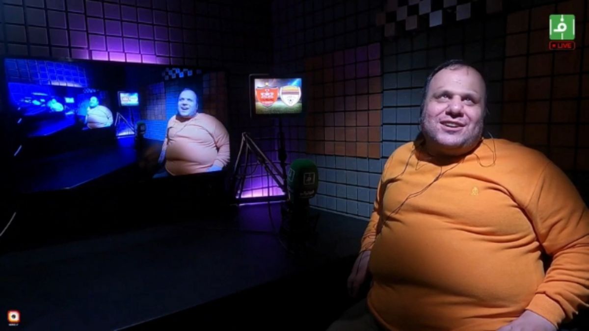 اتفاق جالب و حرکت توپ از میز مجری برنامه "پیش بازی" بدون برخورد جسم یا چیز دیگری