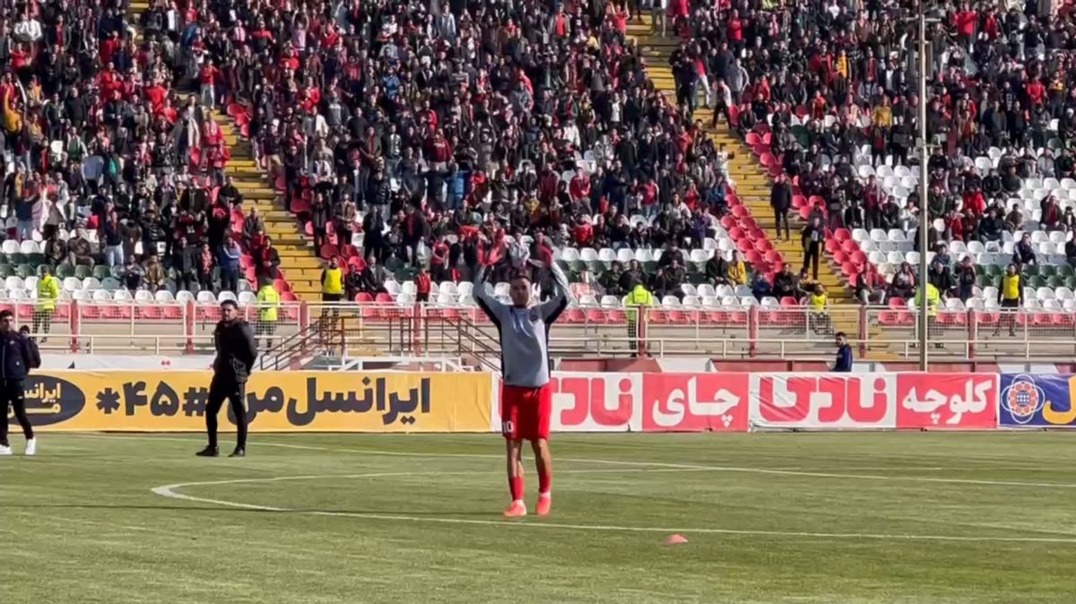 اختصاصی/ تشویق ویژه تراکتوریها به رهبری ریکاردو آلوز پیش از بازی با هوادار